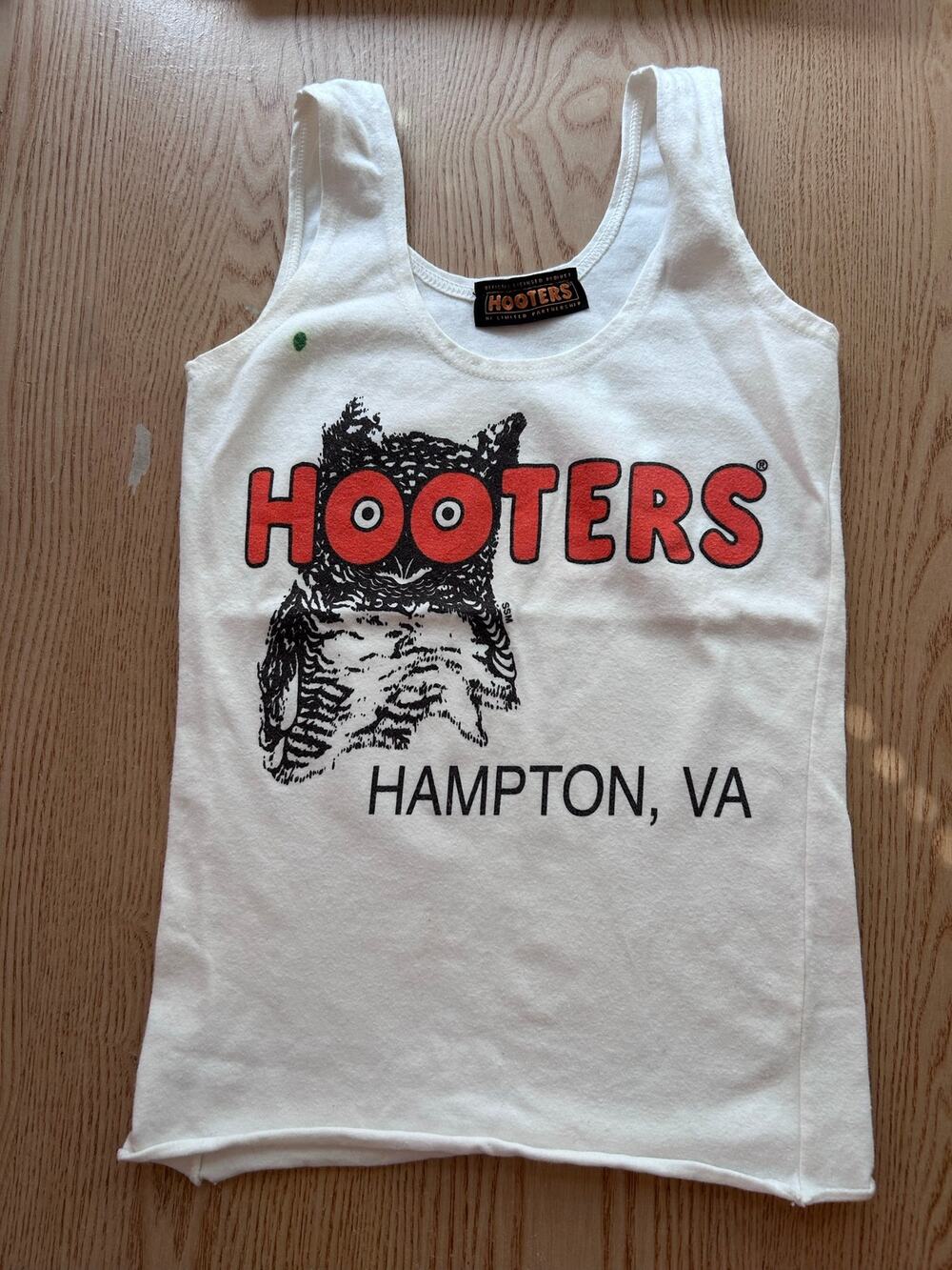 b20 Women's Hooters Girl Worn Uniform Tank from Hampton VA Stretchy size Small